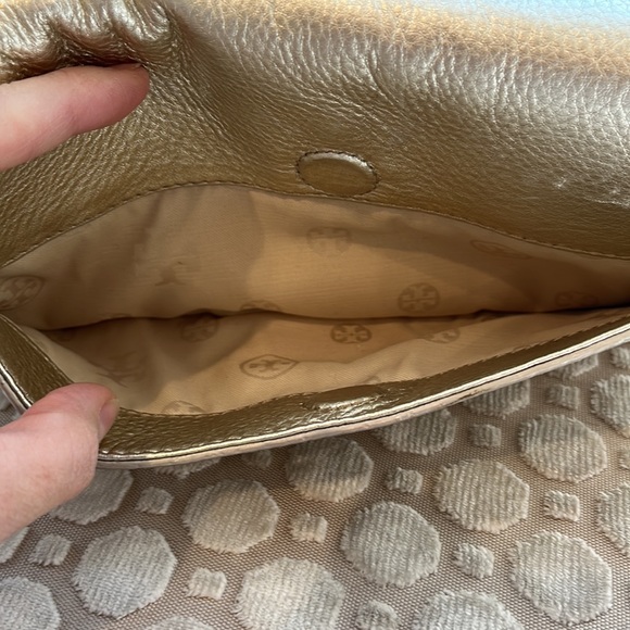 Tory Burch light gold logo clutch - Picture 3 of 9